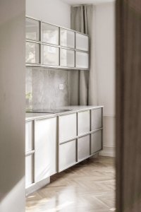 Kuchyňská linka je z nerezové oceli (Rekonstrukce bratislavského panelového bytu; Abrama architekti)