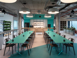 Svítidla Djembé od LIGHT WORKS v jídelním prostoru kanceláří Accolade