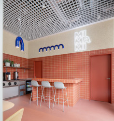 „Chtěli jsme, aby ladění atmosféry bylo bližší komorní kavárně než kancelářím," říká Markéta Zdebská z BY architects. (Coworkingový prostor MIMAMI BY architects)