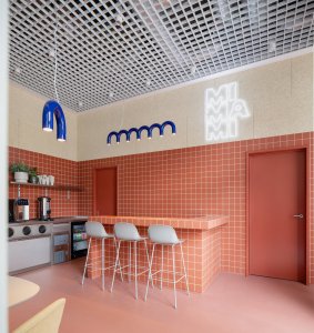 „Chtěli jsme, aby ladění atmosféry bylo bližší komorní kavárně než kancelářím," říká Markéta Zdebská z BY architects. (Coworkingový prostor MIMAMI BY architects)