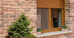 Venkovní rolety dokáží prostor nejen zastínit, ale také odhlučnit a snížit teplotu uvnitř místnosti.