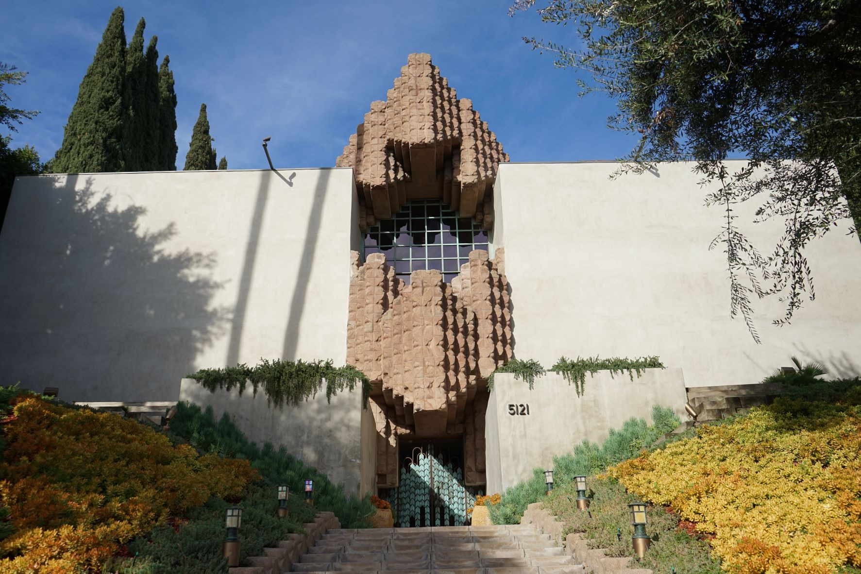 Od 30. 3 do 9. 7. 2023 je možné navštívit výstavu Mezi přírodou a člověkem ve Winternitzově vile, která si klade za cíl ukázat rozmanitosti organické architektury