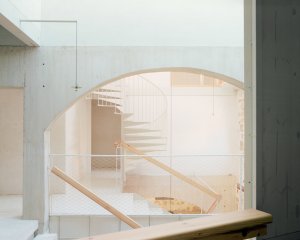Španělské studio Ateinza Maure Arquitectos zrekonstruovalo starou stavbu ve Španělsku. Kamenný objekt nově slouží jako prázdninový dům