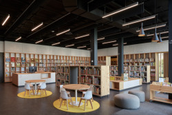 V knihovně je taky různě velký sedací nábytek a stoly. (Městská knihovna v Rožnově pod Radhoštěm, ČTYŘSTĚN)