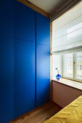Pohled do pokoje s modrou skříní (Byt na Novém Městě, Helena Ballošová)