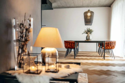 Bungalov s šedivým cihelným páskem na fasádě. Ten je podle majitelů pěkný i praktický na údržbu.