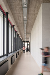 V téhle části jsou umístěny veškeré šatny, společně s klubovnou a kotelnou. Hala je také přístupná přímo ze školy pro žáky a žákyně, a to podzemní chodbou. (Hala Řevnice, Grido)