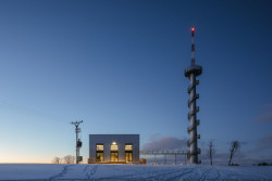 Rekonverze tubusu větrné elektrárny s transformovnou na rozhlednu s turistickým infocentrem na vrchu Šibeníku u Nového Hrádku od Pavla Suchého a Pavla Ježka ze studia ABM architekti, realizace 2020