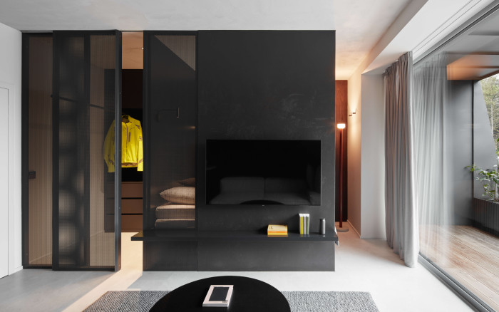 Stěna oddělující obývací část od ložnice je součástí celé kompozice nábytku, který tvoří postel, větratelnou šatnu a úložné prostory (Apartmán v Jizerských horách, MAVA ARCHI)