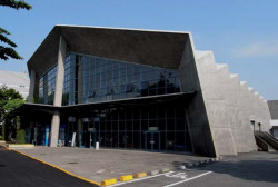 Obr. 8a: Koncertní sál Gunma Music Center v Takasaki, 196, čelní pohled - foto