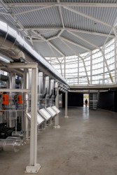 Prostor je přehledný, neslouží pouze k obsluze strojů ale taky k návštěvám. (Centrála tepelné elektrárny v Palencii, FRPO Rodríguez & Oriol)