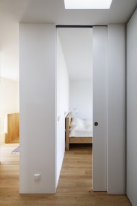 Jednotlivé pokoje jsou oddělené posuvnými dveřmi. (Rekonstrukce prvorepublikové vily v Praze, Lenka Míková Architekti)