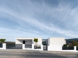 Směrem k ulici je vila uzavřenější. (Vila u Prahy, boq architekti)