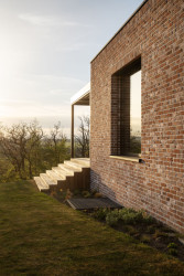 Výhled je na západ slunce a řeku v údolí. (Dům v Olešku, AbtSmolen)