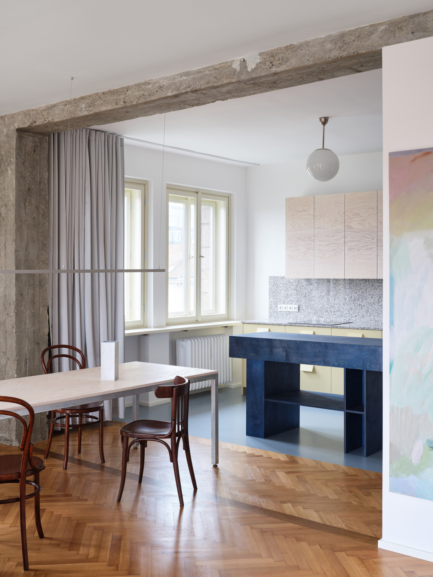 V hlavní místnosti je kuchyně, jídelna i odpočinková část. (Byt na rohu; Prokop Hartl)