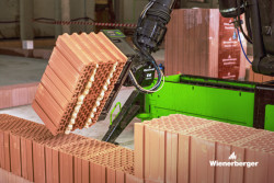 Wienerberger představuje zdicího robota, který je neúnavným pomocníkem dělníků a zastane práci pěti lidí