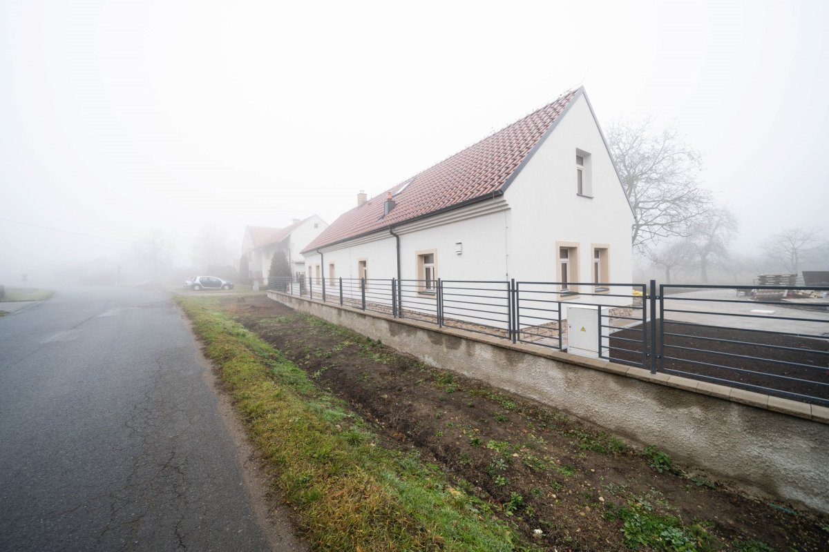Stavení s červenou pumpou od DESTYL architekti