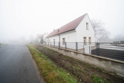 Stavení s červenou pumpou od DESTYL architekti