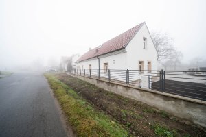 Stavení s červenou pumpou od DESTYL architekti
