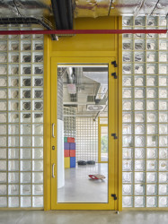 Hodily se i skleněné cihly, které se zdály k nepotřebě. (Reggio škola v Madridu, Office for Political Innovation)