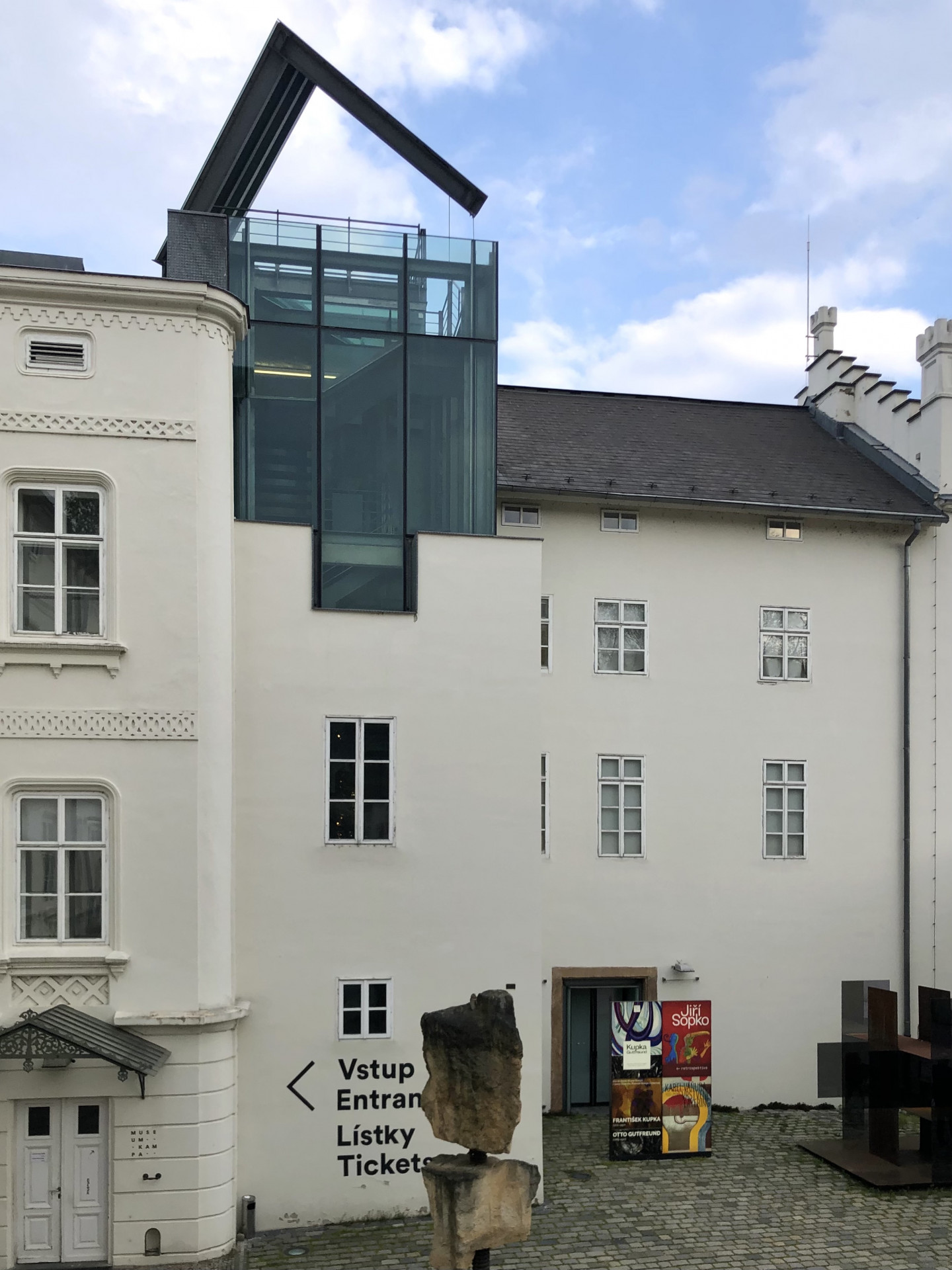 Marian Karla navrhl také skleněnou nástavbu na schodišťové věži