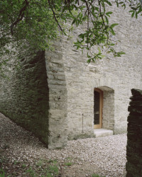 Ateliér TYPE proměnil opuštěnou kamennou stodolu poblíž britského Devonu na rodinné bydlení