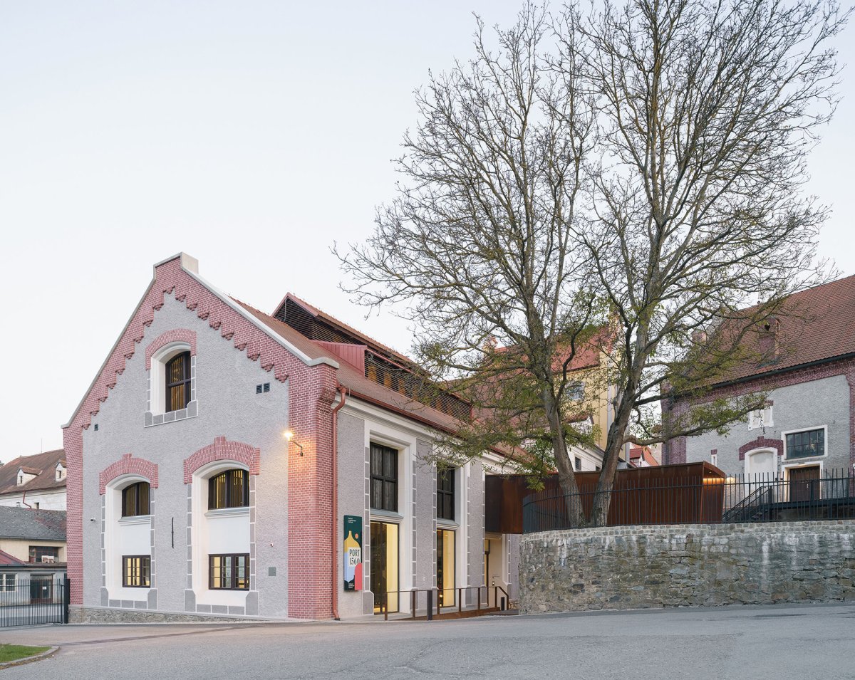 Návštěvnické centrum Portál s intervencí v podobě cortenového tubusu (Port 1560, Domy Architects)