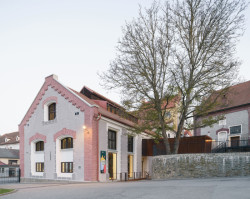 Návštěvnické centrum Portál s intervencí v podobě cortenového tubusu (Port 1560, Domy Architects)