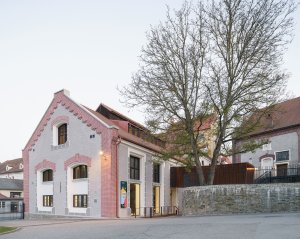 Návštěvnické centrum Portál s intervencí v podobě cortenového tubusu (Port 1560, Domy Architects)
