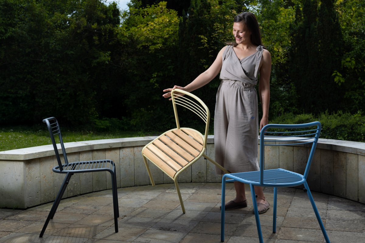 Designérka Jitka Trčková a židle z nové kolekce Flaneur