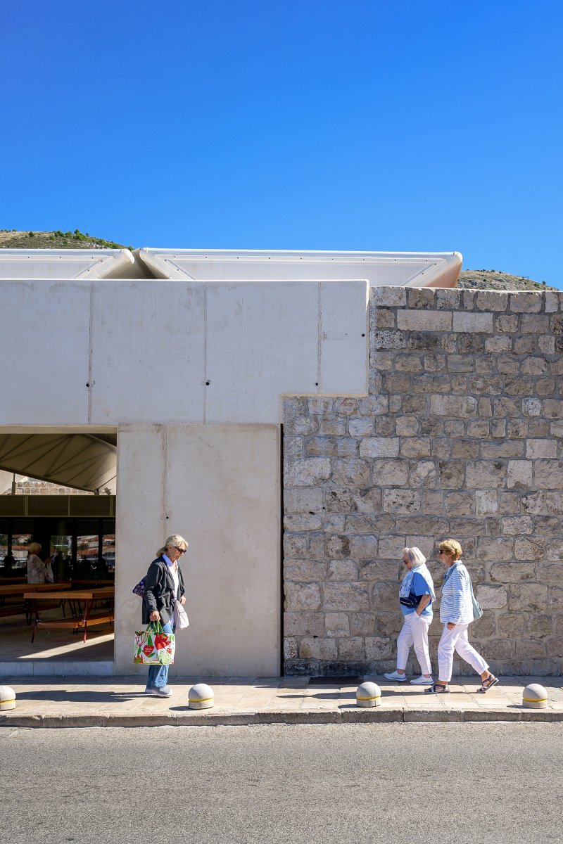 Beton a historie vedle sebe (Gruž Market v Dubrovníku, studio ARP / Peračić-Veljačić)