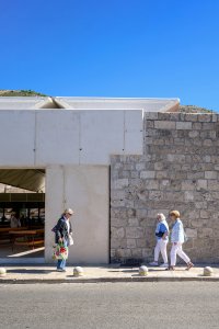 Beton a historie vedle sebe (Gruž Market v Dubrovníku, studio ARP / Peračić-Veljačić)