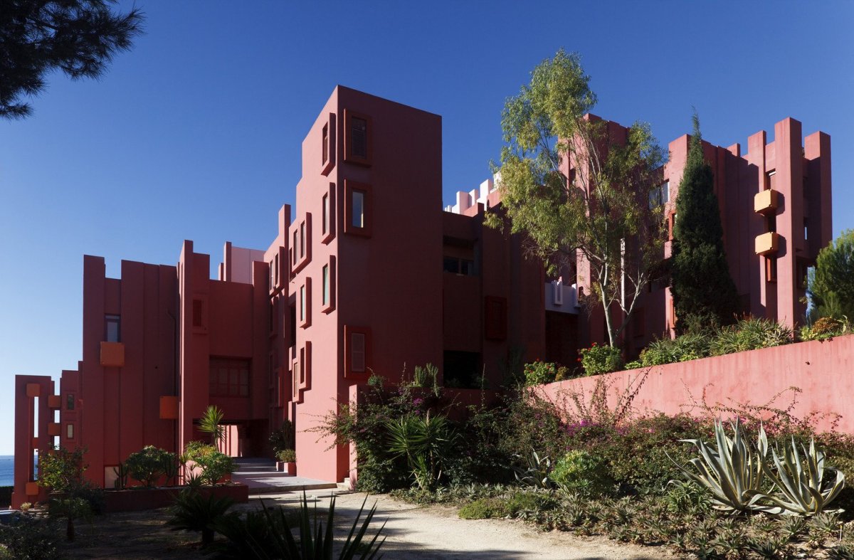 La Muralla Roja v Calp, dokončeno 1973