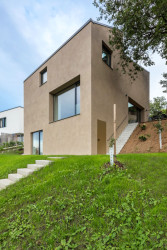 Dům ve Zlíně dokazuje, že i na svahu může být pohodlný dům se snadným přístupem na zahradu.