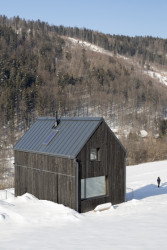 Chata se nachází v nově vzniklé chatové oblasti s nesourodou zástavbou rekreačních objektů