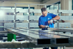 HI okna jsou produktovou značkou společnosti HINTON. Zaměřují se na kompletní dodávku a realizaci hliníkových oken, dveří a fasád