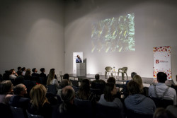 Glenn DeRoche během své přednášky v centru DOX