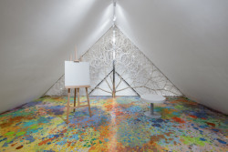 Pohled do prostor pod střechou - zde ateliér (Vila v Trněném Újezdě, de.fakto)