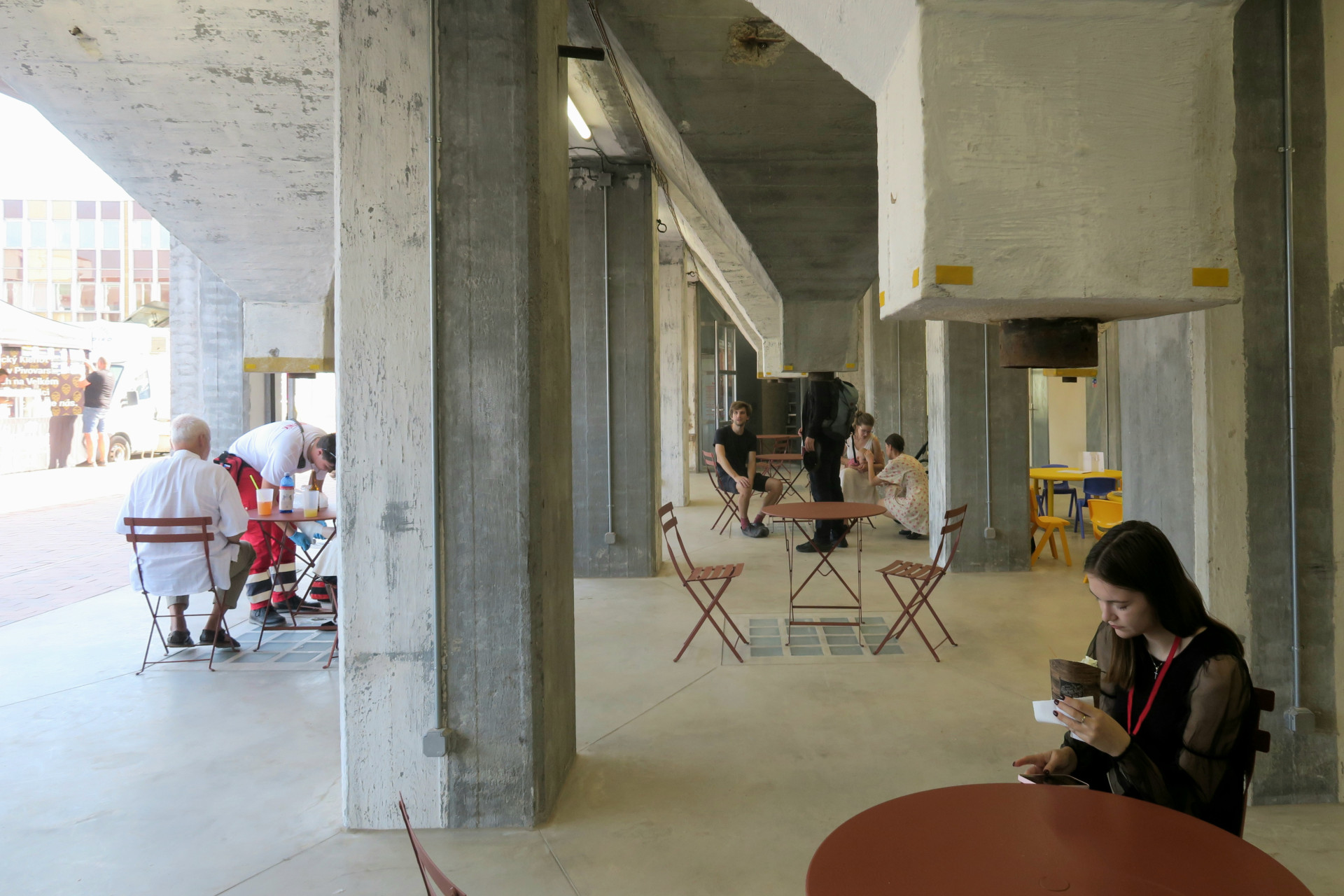 Původní betonová sila. Pod nimi je zázemí pro návštěvníky. Na střeše nad nimi vyhlídková terasa.