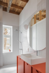 Byt G, Grau Architects: Zajímavého vylepšení a zvětšení se dočkala také koupelna. Ta je od ložnice oddělena dřevěnou příčkou s vrchním světlíkem