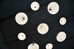 Mjölk architekti, Palmovka Jihlava / Rekonstrukce části průmyslového areálu Jihlavan, lustr vyrobený z repasovaných industriálních lamp – foto