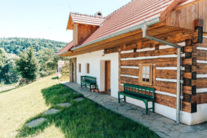 Hospodářské stavení na Janúšově usedlosti v Žítkové (Obnova Janúšovy usedlosti na Žítkové; Hlinaři)