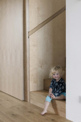 Rodinný dům je plný jamných detailů, jako je třeba detail madla zábradlí u schodiště. (Rodinný dům v Radotíně, Papundekl architekti)