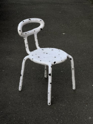 Galerie THE DESIGN zve na vernisáž výstavy On Chair – Balancing on the Edge of Comfort 21.6. od 18h