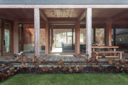 Hlavní obytné části zůstaly v největší středové budově, nově vystavěné na původní stopě. (Usedlost na Slapech, edit! architects)