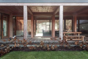 Hlavní obytné části zůstaly v největší středové budově, nově vystavěné na původní stopě. (Usedlost na Slapech, edit! architects)