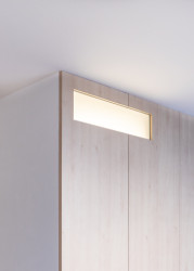 Propojení koupelny a kuchyně "lucernou". (Rekonstrukce bytu v panelovém domě v Praze na Gutovce; P2P.)