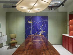 Showroom kosmetiky v Karlíně, P E T R I K + K O T R C & Nora Sopková: Čelo závěsného kabinetu na ose stolu tvoří recyklované a následně lakované a zlacené MDF desky