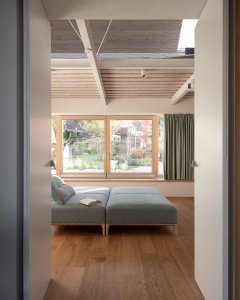Ateliér Martin Neruda Architektura zrekonstruoval vyhořelý rodinný dům na pražské Zbraslavi
