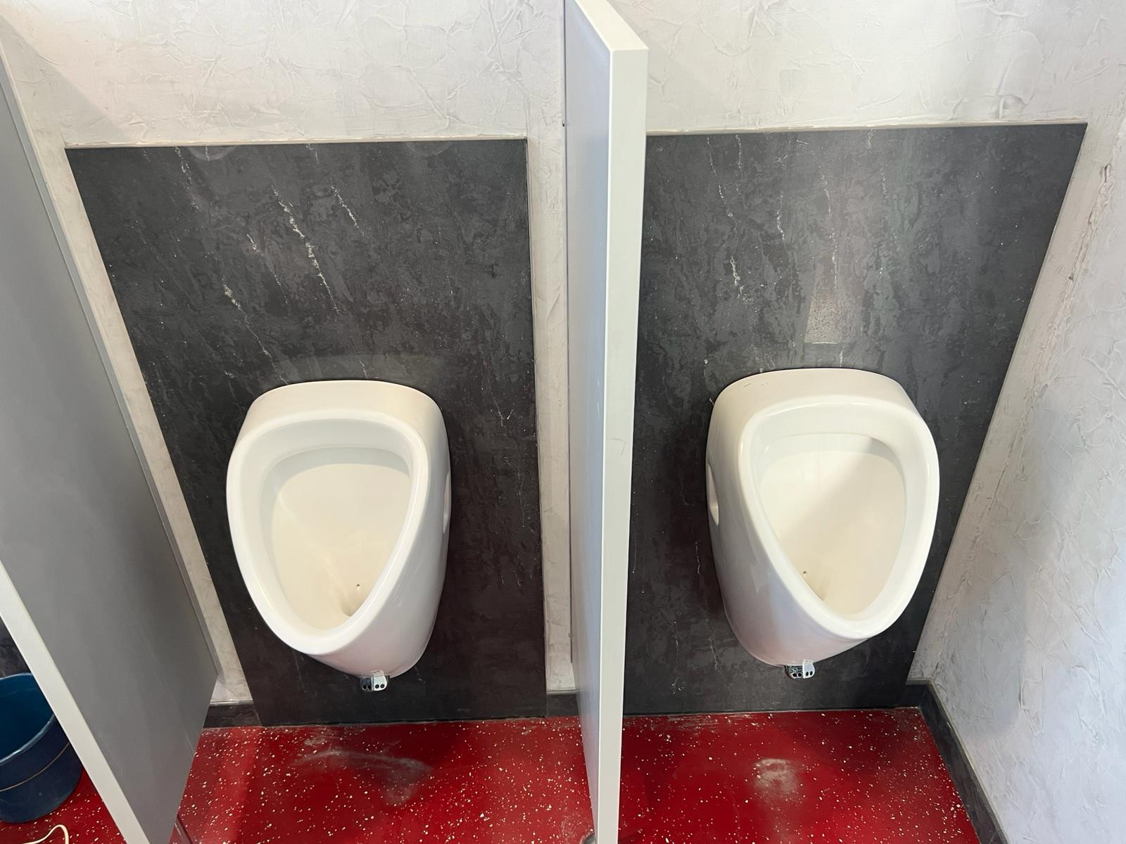 Univerzita Palackého v Olomouci má na svých toaletách nově moderní bezvodé pisoáry a energeticky úsporné osoušeče rukou, které dodala společnost EcoStep.